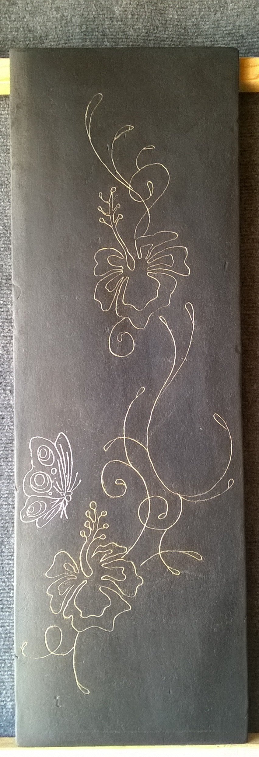 Piastrella decorata in bucchero nero incisioni cm. 60x20