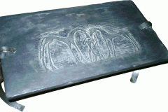 Tavolo basi metalliche piano bucchero nero con sbalzo etrusco cm. 70x40x40