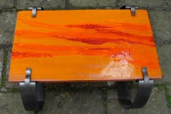 Tavolo a basi metalliche piano in terracotta smaltata toni arancio cm. 70x40x40