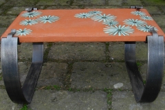 Tavolo basi metalliche piano in terracotta decorata margherite cm. 70x40x40