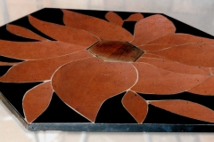 Piano di tavolo esagonale diametro cm. 140 contorno metallico, interno in bucchero nero e terracotta rosata